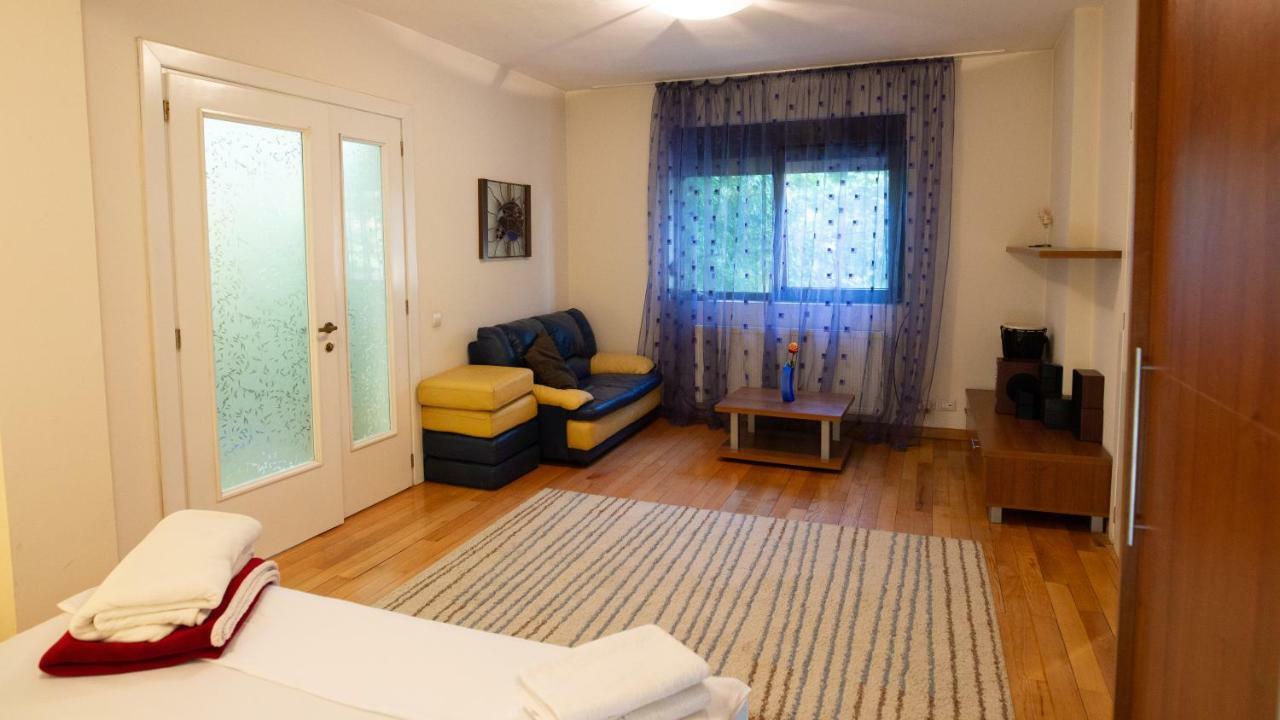 Nicole'S Apartment Bucharest Exterior photo